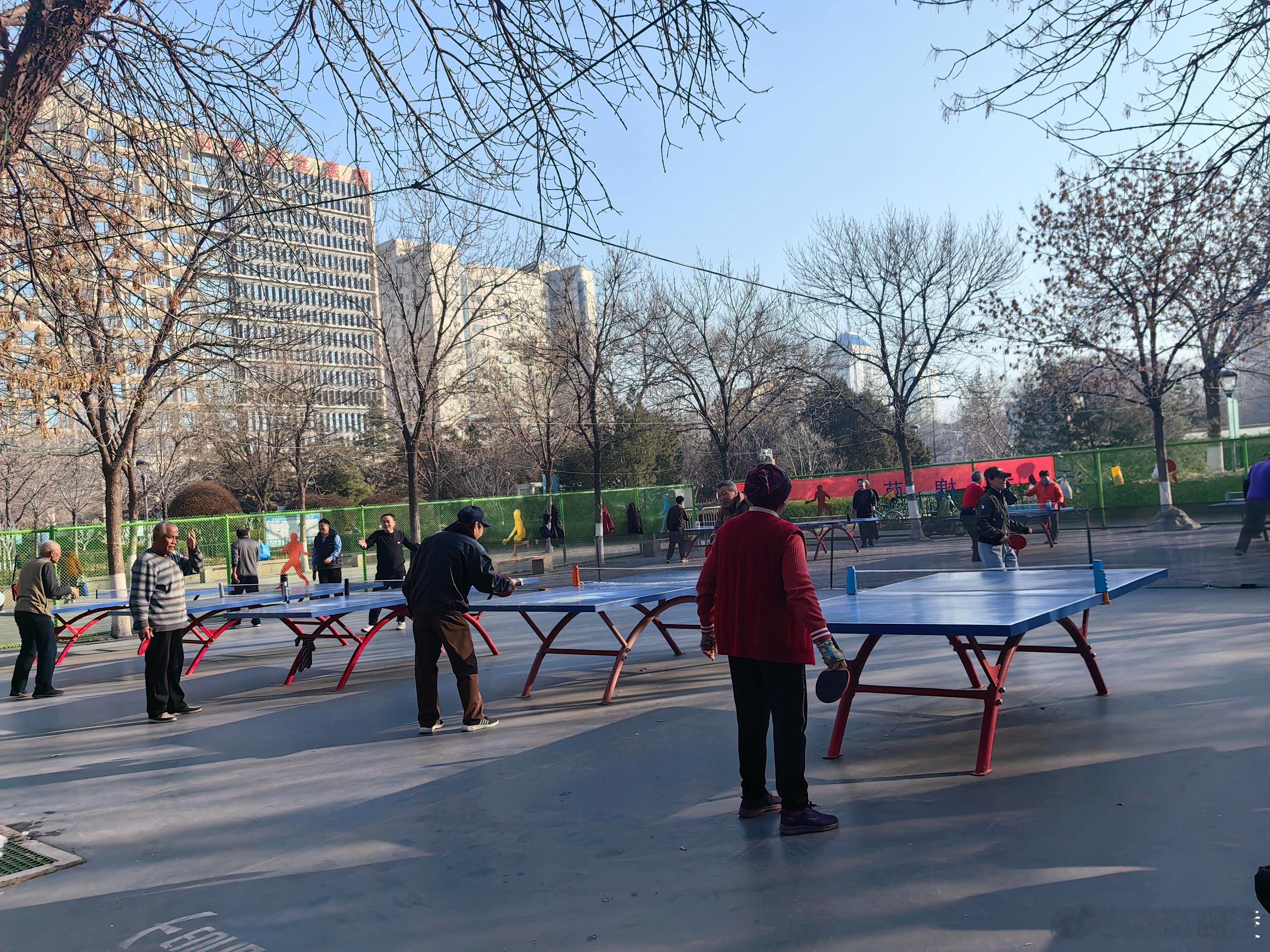 济南槐荫广场乒乓球场地建设的非常好了：圈拉了围网，铺设了塑胶地，因球馆非持卡会员