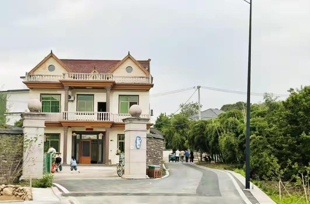 年轻人回村“卷”起了自建房
         不少年轻人不再执着于在城市内卷打拼