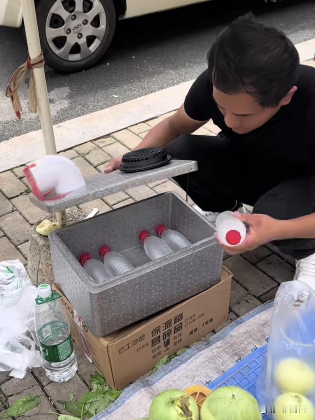 果然是高手在民间！一摆摊的大哥用泡沫箱、冻成冰的水和一个USB小风扇，就做成了一