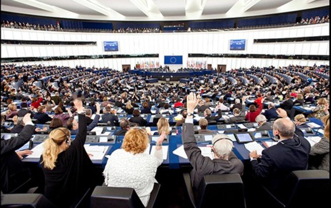 突发新闻：欧洲议会刚刚投票通过了一项法案，禁止16岁以下的人使用社交媒体。483