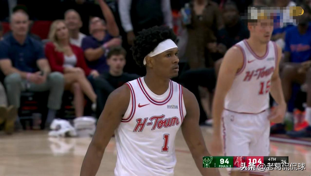 火箭核心阿门-汤普森竟然害怕投三分球！在今天火箭主场以119：113战胜雄鹿的比