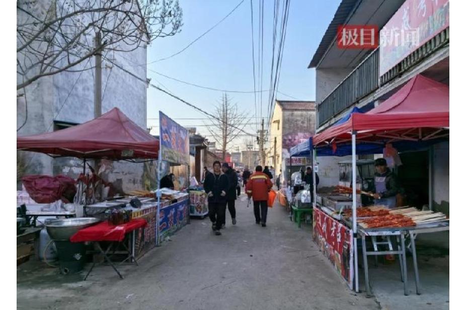 河南一个小村庄因巨型“天安门”墙画一夜爆红，吸引了五万游客争相打卡，当地商户日赚