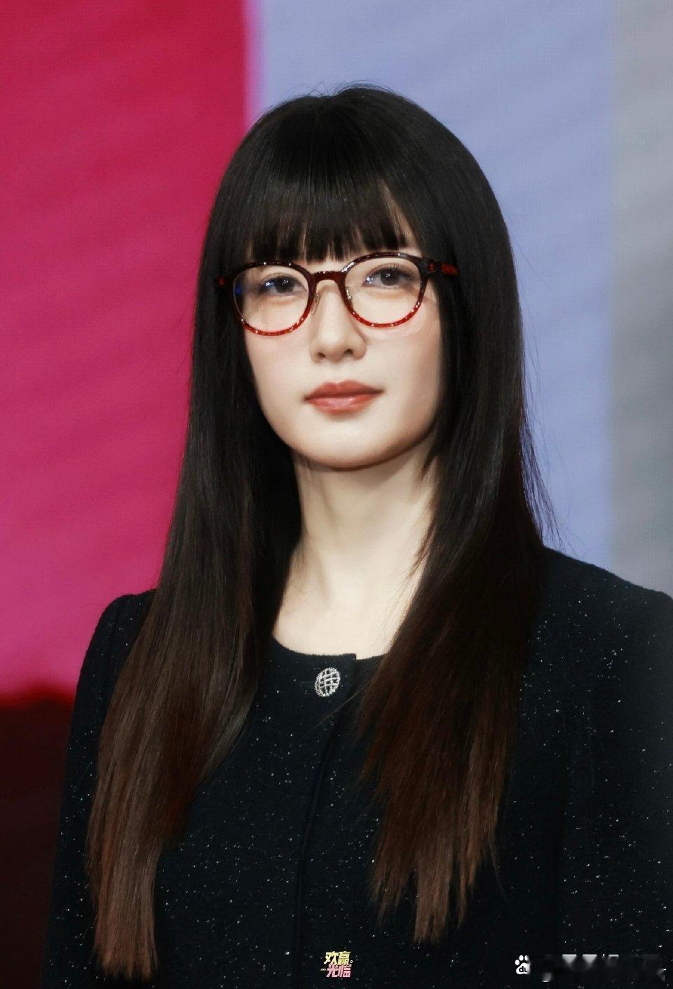 这居然是江疏影！这黑长直，制服黑丝袜，禁欲系？ 