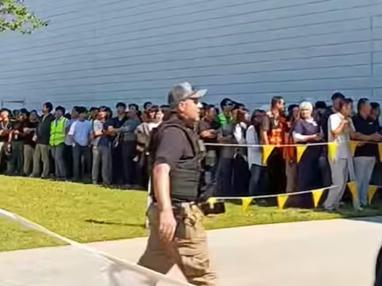 美突袭韩国工厂抓捕300名韩国人！

9月4号，美国佐治亚州萨凡纳那边，现代汽车