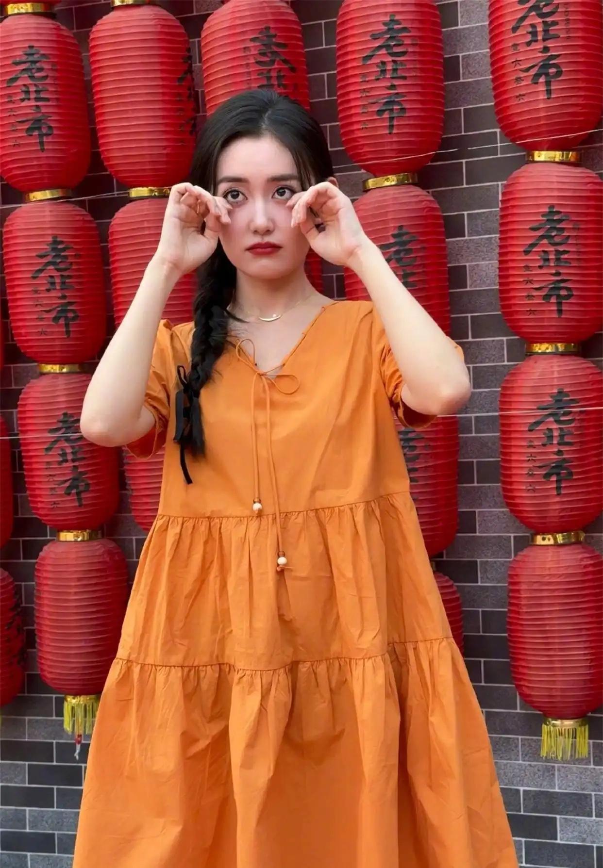红灯笼下的可爱女孩，古风穿搭，甜美可人！🌟💖分享一张你随手拍的“醉美晚霞” 