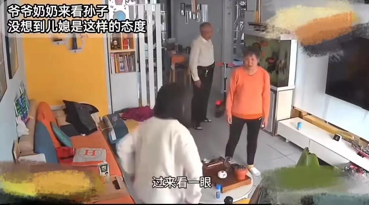 老两口来看孙子，儿媳妇三分钟撵三次，如果你是丈夫，你会怎么做？
老两口千里迢迢看