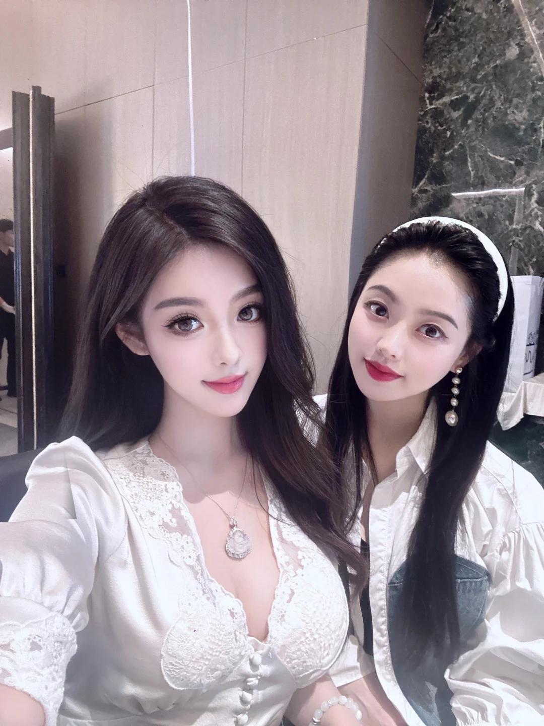 👩🏻‍❤️‍💋‍👩🏻