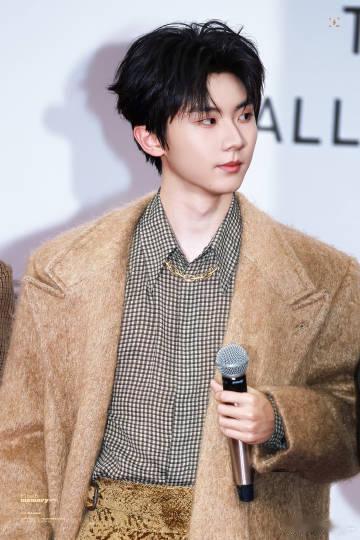 马嘉祺名利场贵公子 马嘉祺在名利场里就像一幅绝美的画卷。他的颜值、气质和穿搭完美