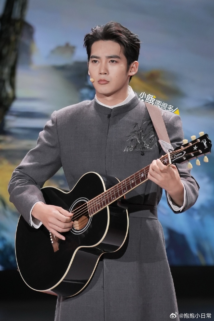 于适弹吉他朗诵将进酒 于适说要在诗会朗诵《将进酒》，脑海里已经浮现他气宇轩昂的样