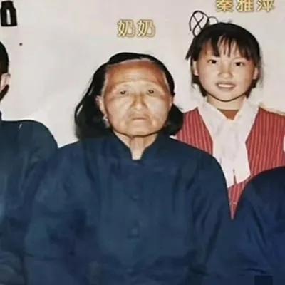 1986年寒冬，山东招远的60岁农妇李翠英在村口草堆旁发现一名被遗弃的女婴，将她