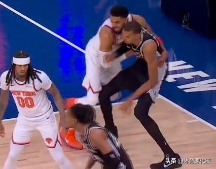 NBA总决赛G3实时战况，尼克斯第二节单节轰42分反超比分，半场领先马刺7分！北