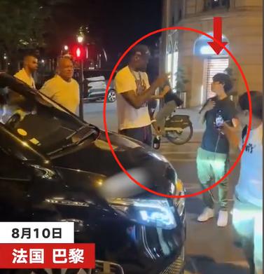 反转，都错怪詹姆斯了！
现场的视频公布，詹姆斯下车后有个小球迷找老詹合影，但是嘴