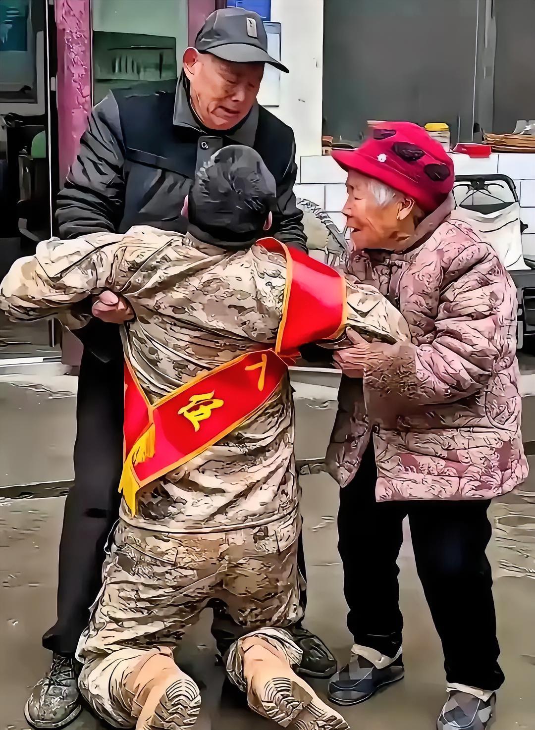 一个从小父母双亡、靠爷爷奶奶拉扯大的小伙张浩爽，在新兵出发前夕，回到老家和两位九