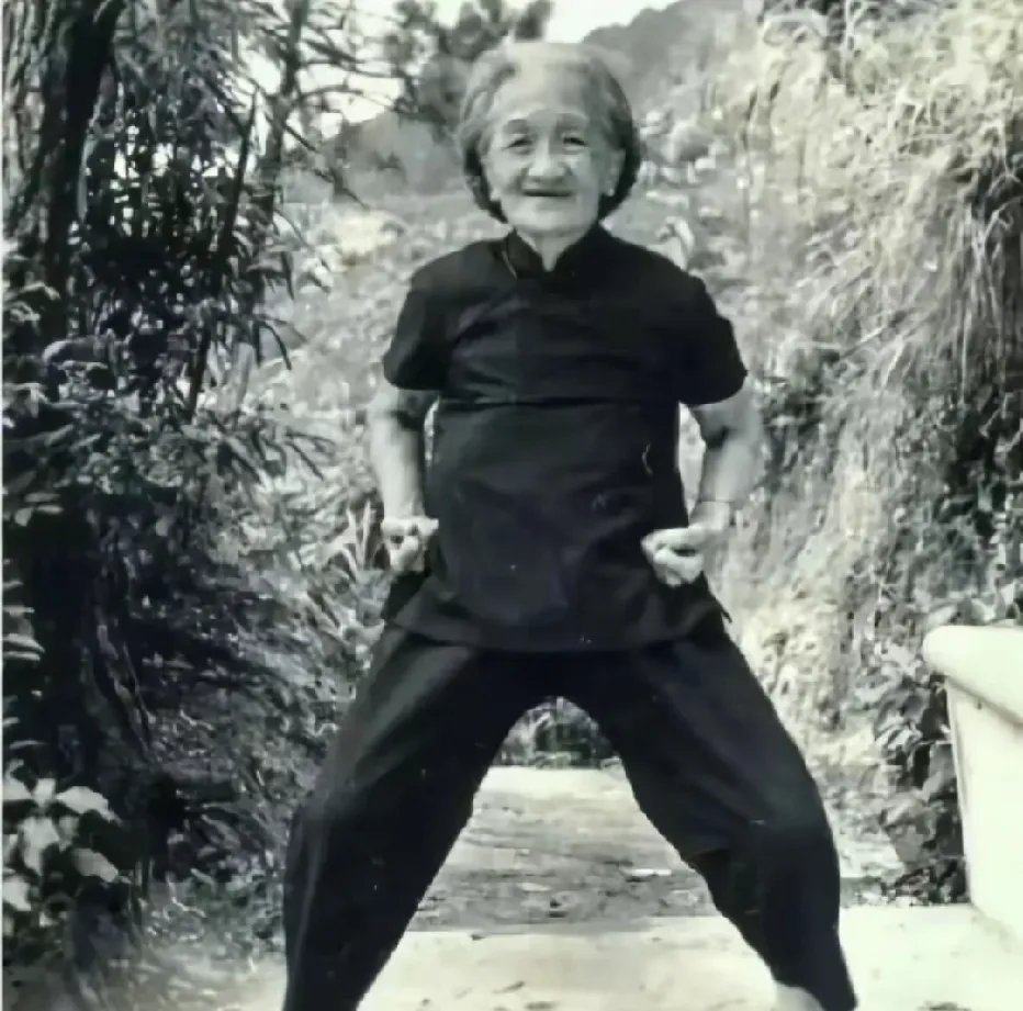 黄飞鸿的第四任妻子，真实的“十三姨”莫桂兰晚年练功时的留影，她活了91岁。 