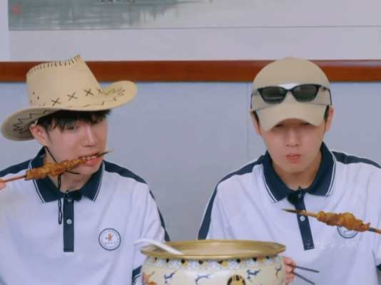 蒋敦豪在十个勤天不是吃饭是吞饭劳作过后的干饭最实在，十个勤天的饭桌氛围太真实，蒋