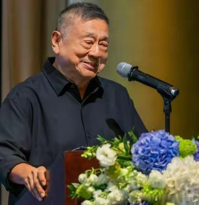 施南生的追思会上，第一个上台发言的人，是她大哥施苏拯。

这个名字，几乎没人听过