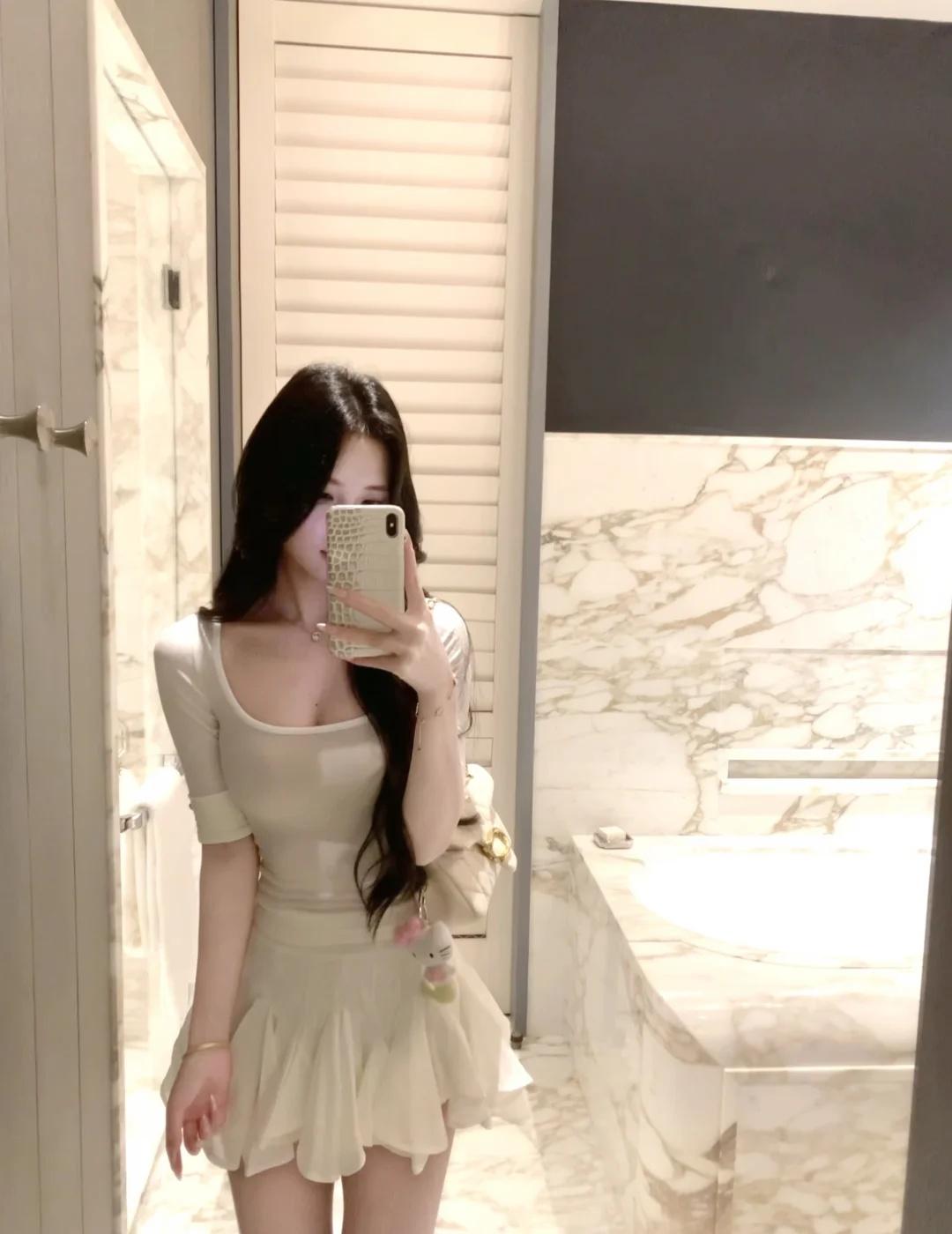 出门随手拍～好有美女感的一套🫢
氛围感穿搭 纯欲风 芭蕾风穿搭 白色系 套装穿