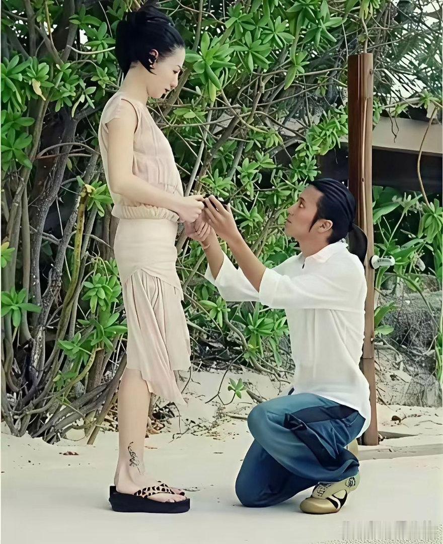 这是2006年谢霆锋花一千多万包下菲律宾半个海岛在日落时给张柏芝求婚时拍下的甜蜜