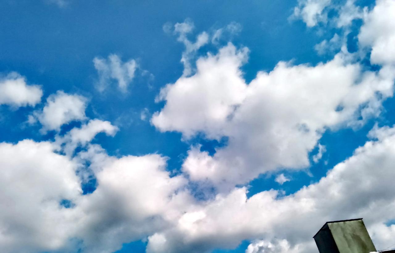 今天的美：
​        今天的美，来自蓝天白云。
​        如此的