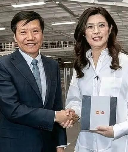 【郑丽文是雷军的粉丝】
        郑丽文是雷军的粉丝这事挺有意思。4月12