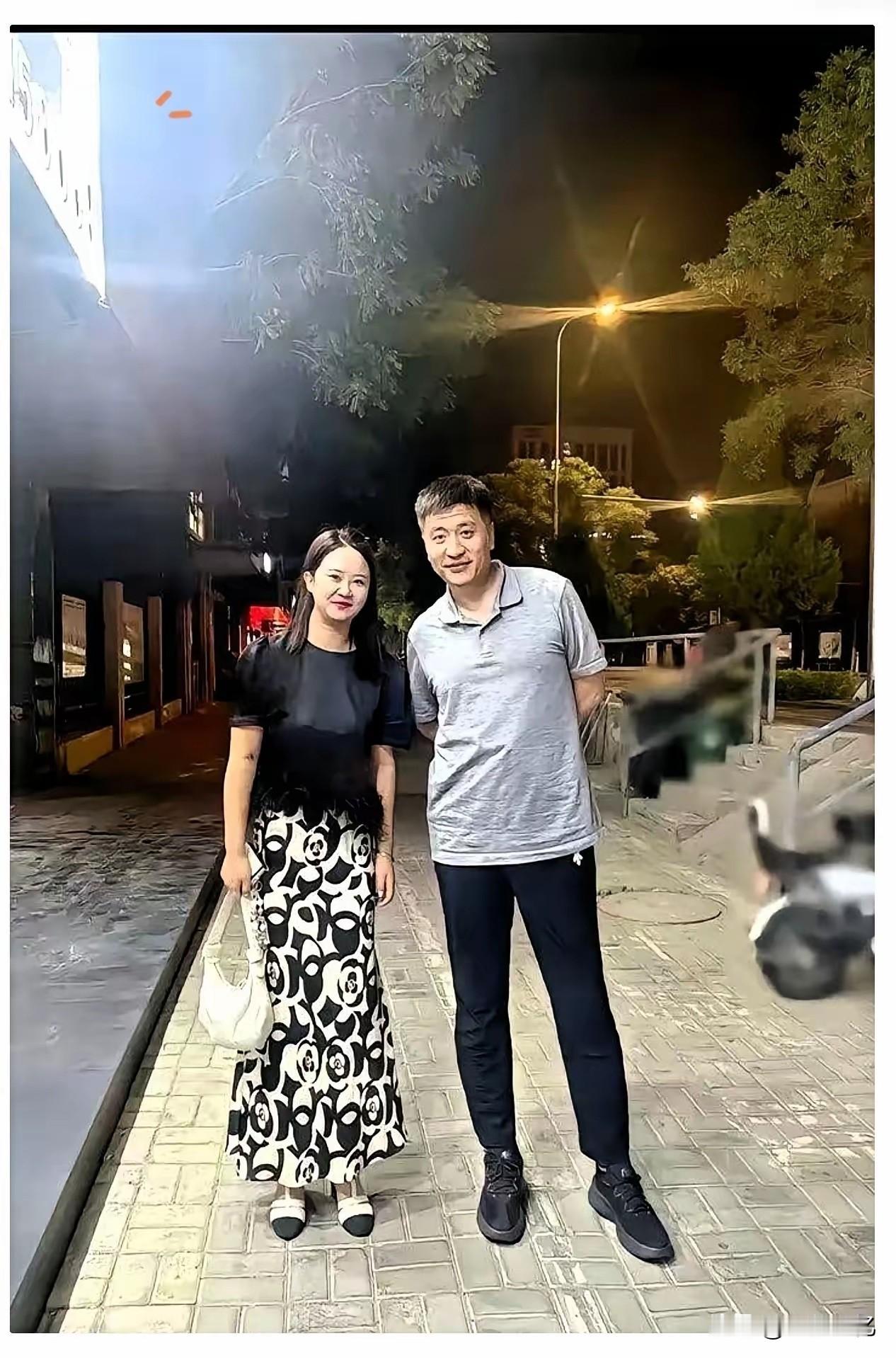 张雪峰去世快三个月，一张他生前的合影又被翻了出来，全网唏嘘。
​照片里，他跟一位