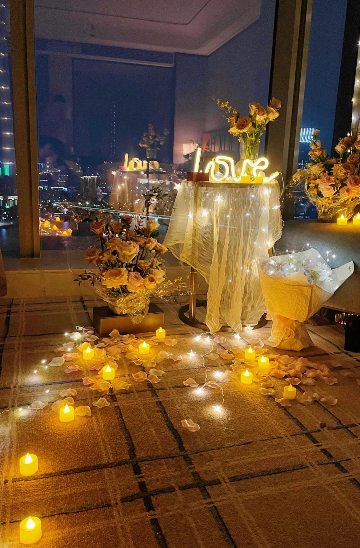 我今年49岁，是个寡妇。几天前再婚，嫁给了44岁的小王。昨晚，我洗了个澡，想回卧