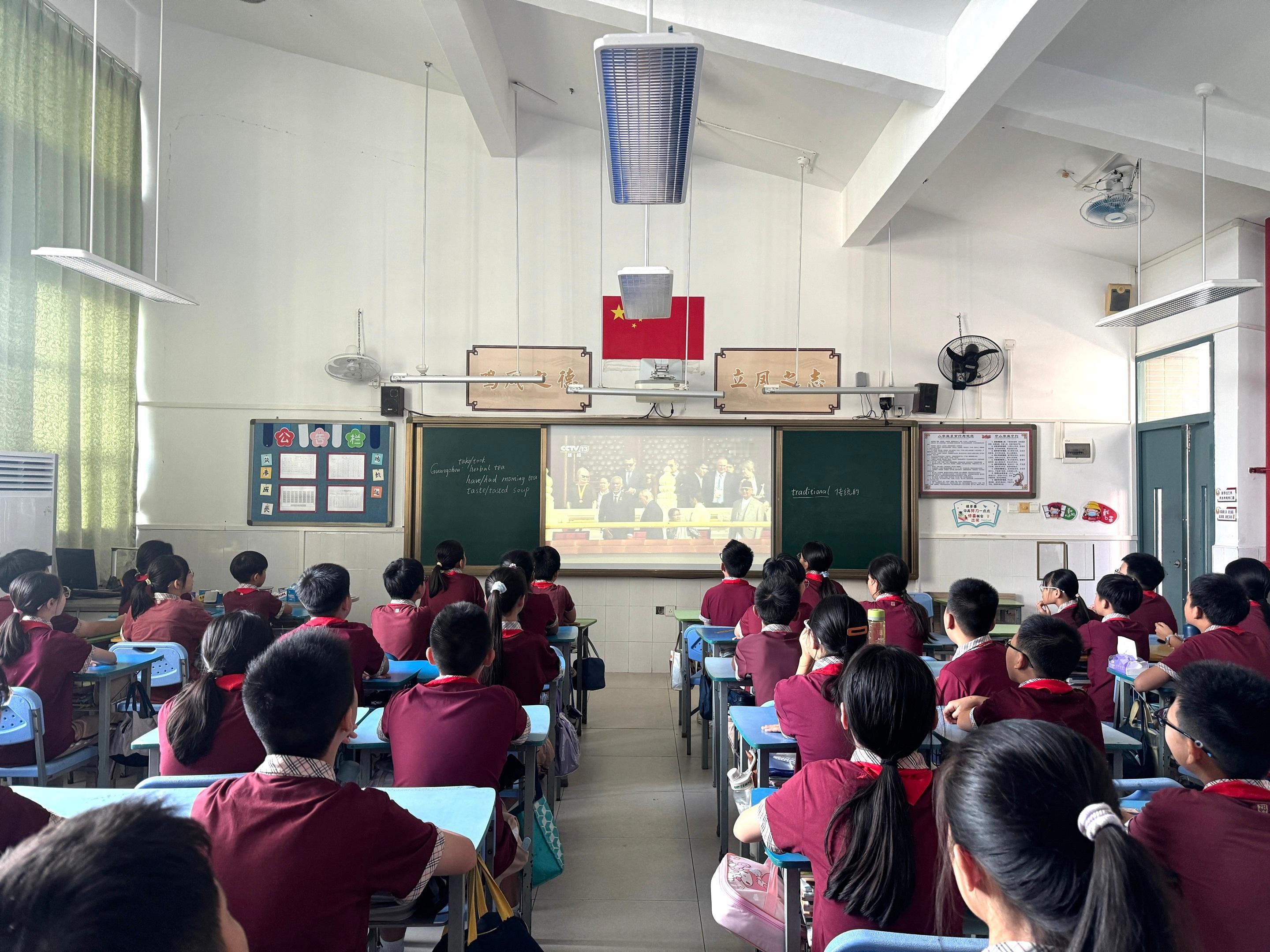 九三盛大阅兵太好了，学校组织学生观看阅兵仪式，一堂特别有意义的“政治课”。我家哥