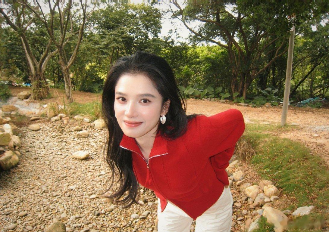 张婧仪红色开衫谁能拒绝红与白的经典搭配？张婧仪的这套穿搭简约又高级，把松弛感拿捏