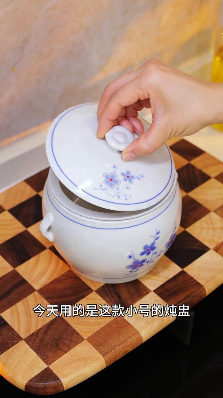 有时候炖汤时加上一块豆腐会有意想不到的惊喜。这口汤喝起来是又香又鲜，非常好喝。今