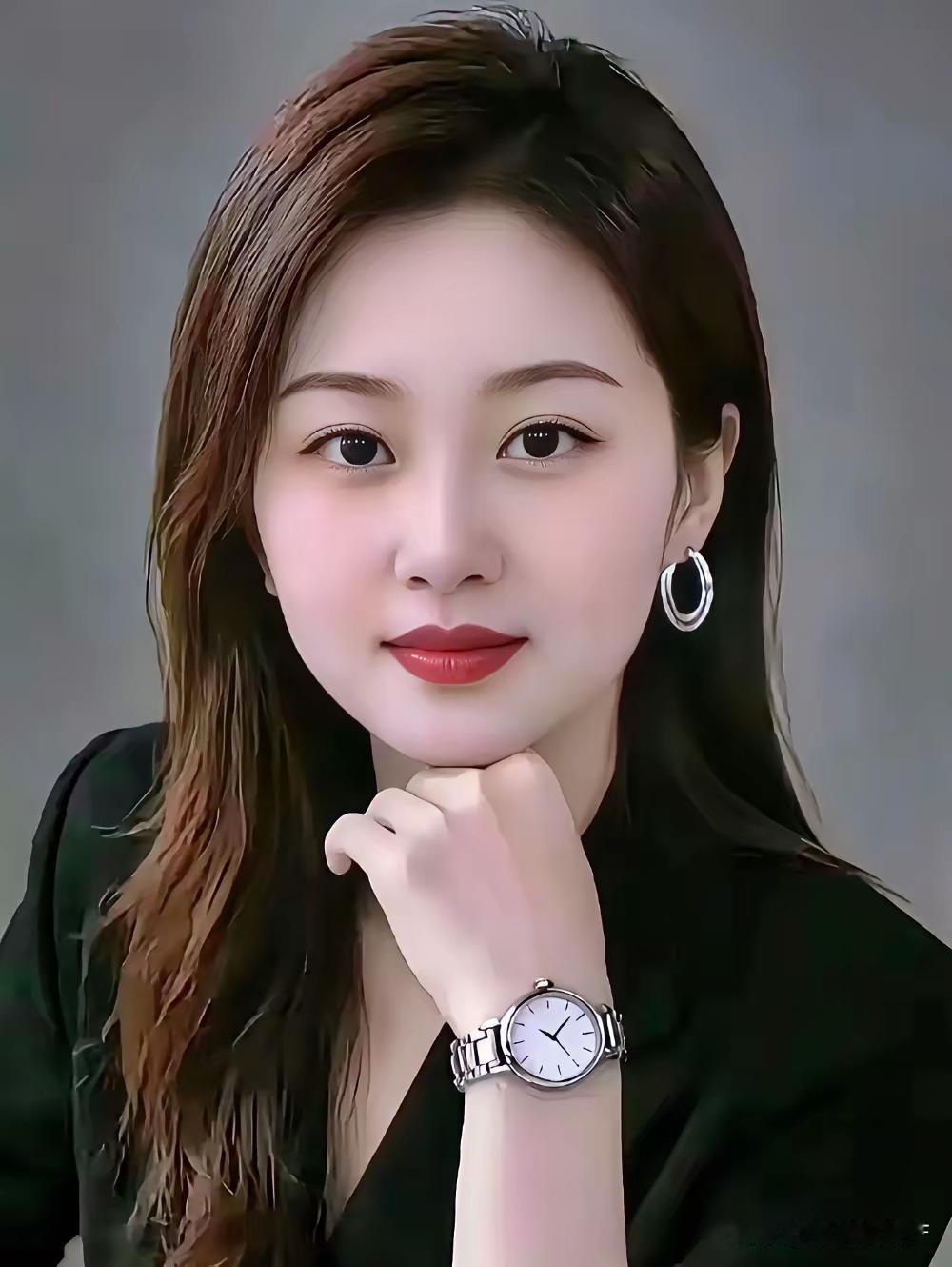 这位美女戴着手表，微笑着托着下巴。