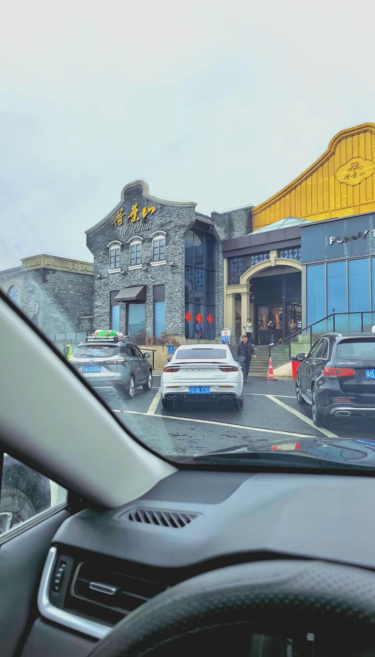 像我们这样的社会的边角料已经到位了。