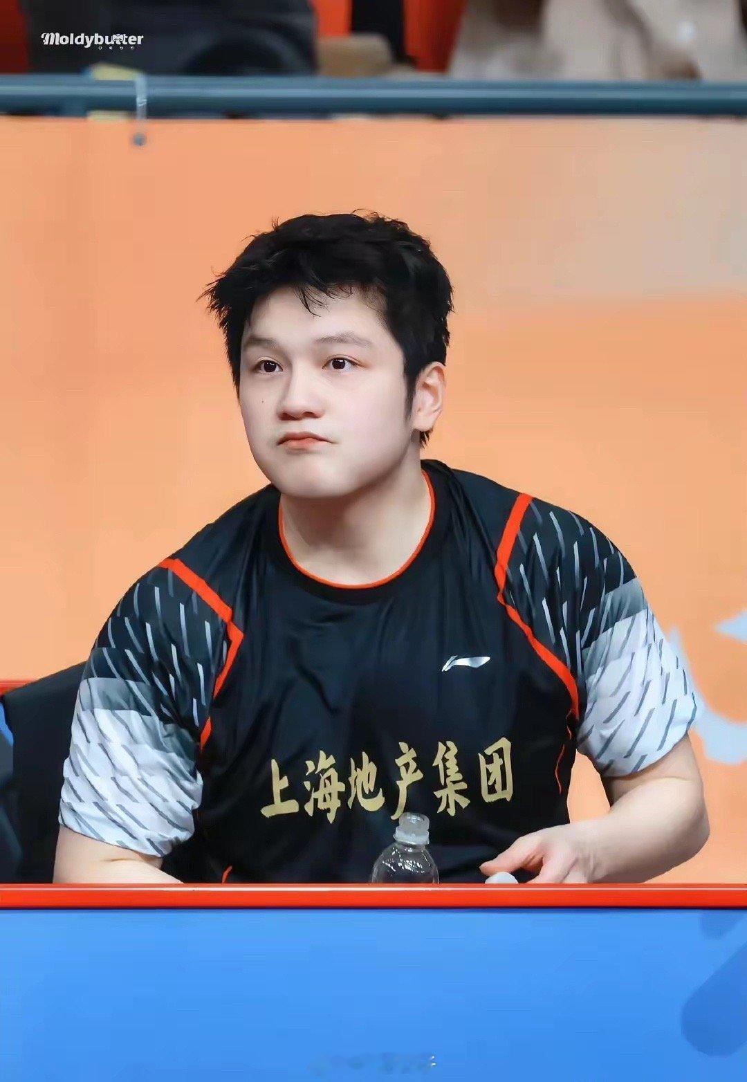 樊振东好忙啊！拿起球拍上场哐哐就是干，赢完比赛，场下放下球拍化身指导，网友喊话：