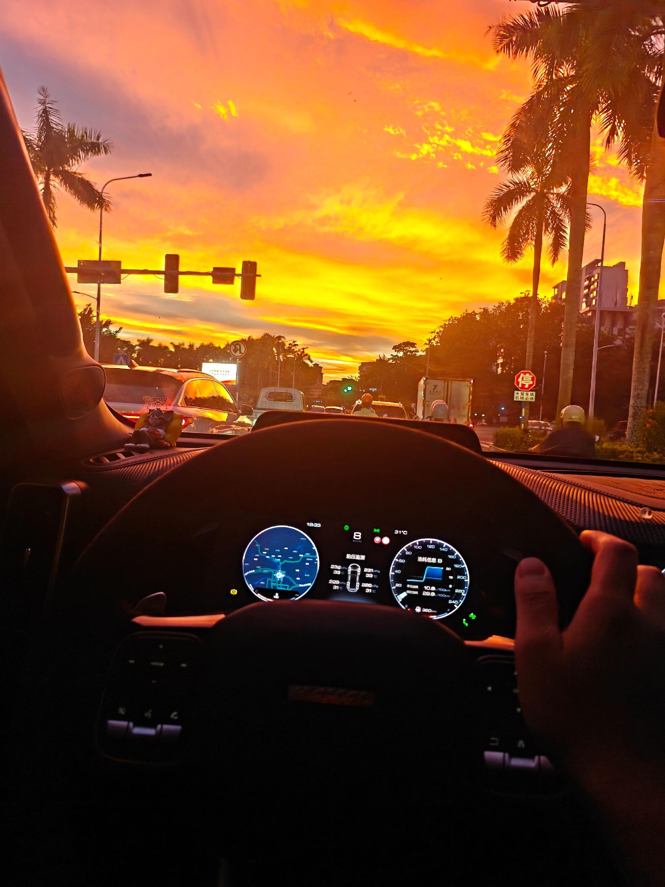 “长河落日圆，归途有霞伴。🌅 ”