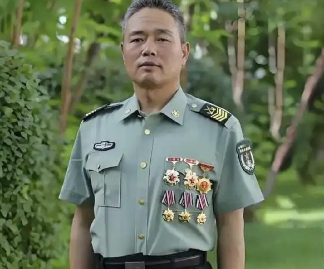兵王唐武祥：36年扎根一线，把青春焊在国防事业上
 
唐武祥，一级军士长。199