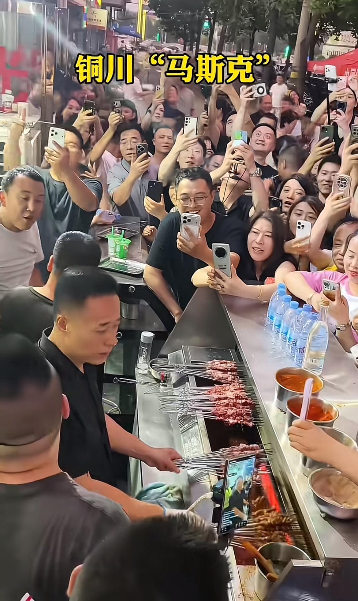 鸡排哥火了，是因为他别具一格的热情服务，似乎也说得过去，但这个长相酷似马斯克的烤