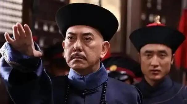 清朝官员退休有个硬性规定：不管你官做多大，退休后必须回原籍，不能留在京城或任职的