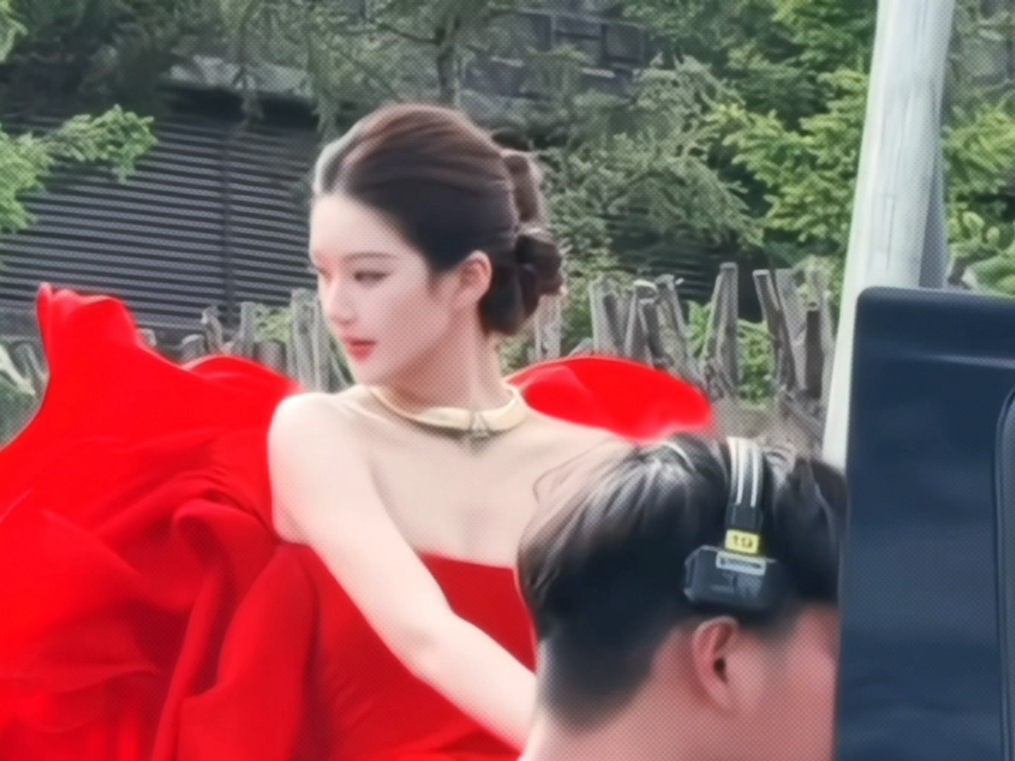 从开始到现在一直站在灯光最胜处 🌹 -许我耀眼 现实版 、VOGUE出发图