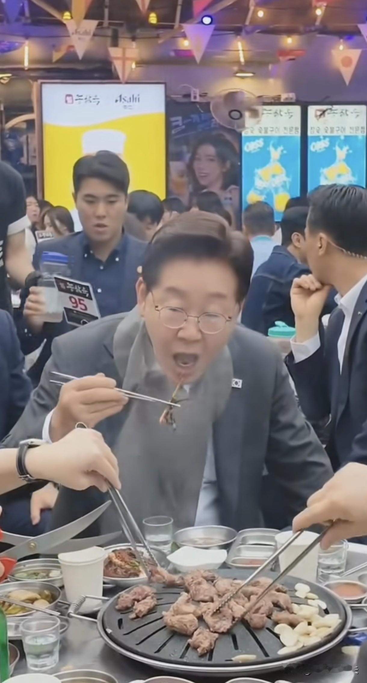 韩国总统李在明再现小吃摊
      [微风][微风][微风][机智][微风][