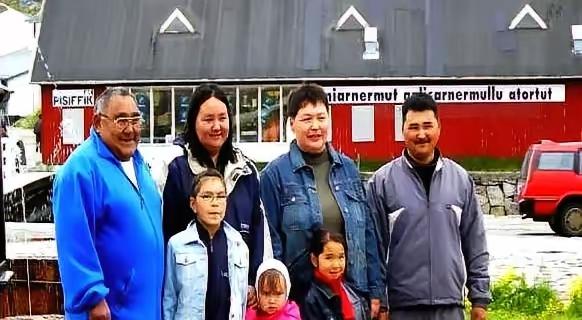 看格陵兰岛上爱斯基摩人的面相，对网上的传言半信半疑了。
那就是爱斯基摩人是“俺是