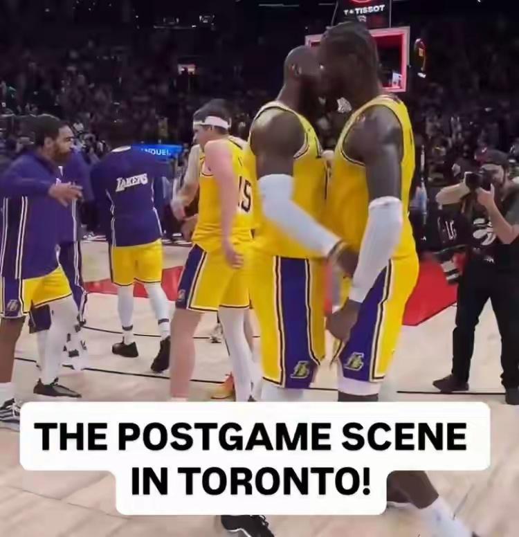 洛杉矶湖人队八村垒绝杀猛龙八村塁绝杀后，詹姆斯在场上和湖人队员们挨个撞胸庆祝💥