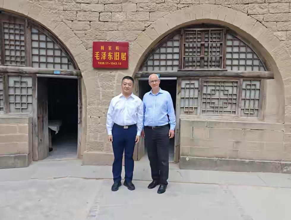 “如果英国要加强同中国的密切联系，了解中国共产党的历史，这个工作很重要。”
  