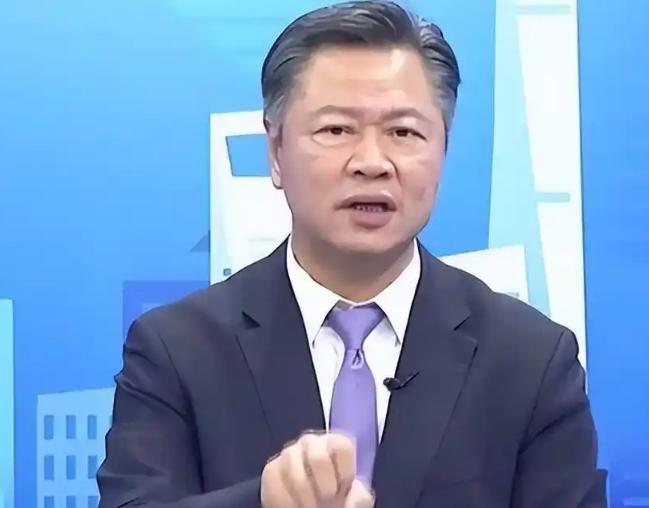 台湾名嘴赖岳谦毫不客气地指出，大陆光东部、南部、北部三个战区就有枕戈待旦的六七十