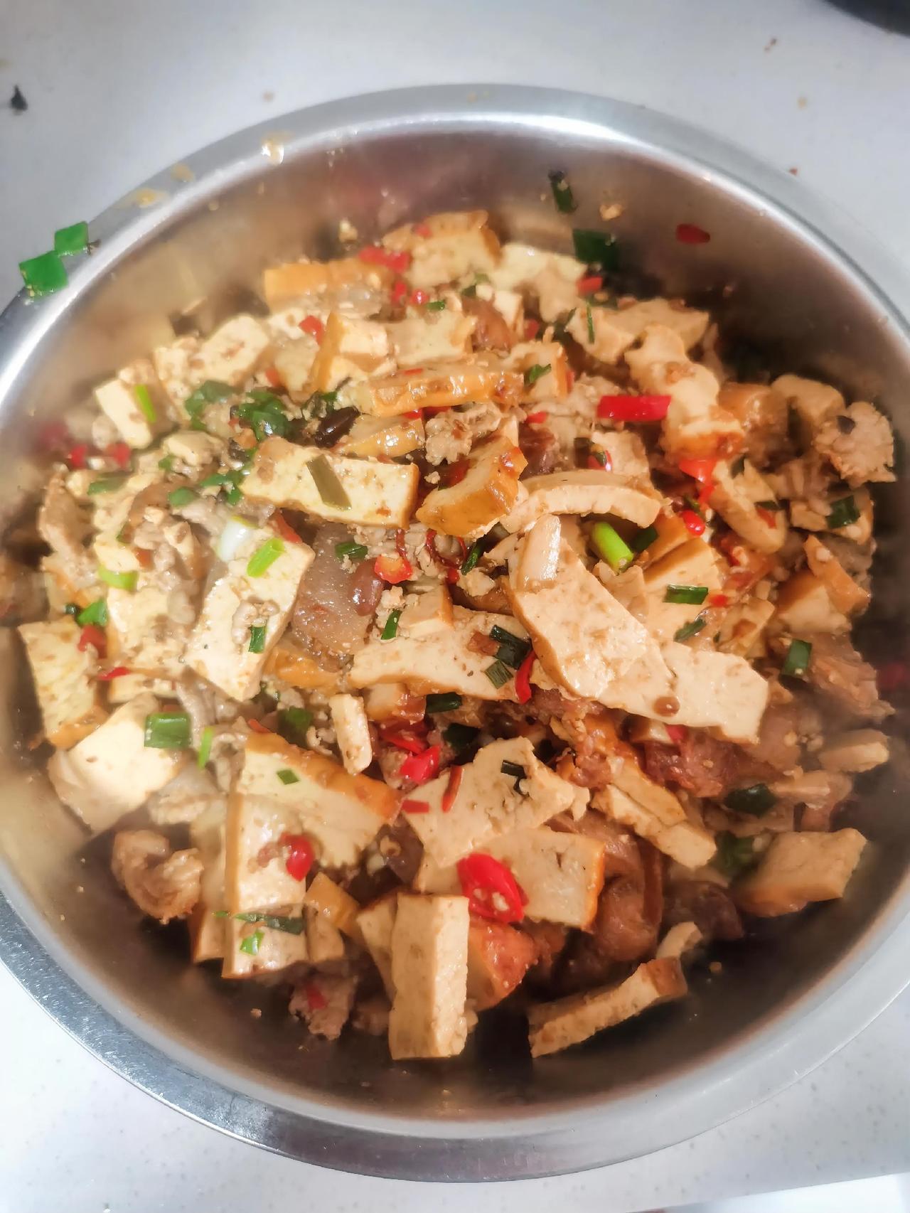 今日食堂家常菜谱：
猪肉炒豆腐干
素炒青南瓜丝
怀山骨头汤。

我不知自己还能熬