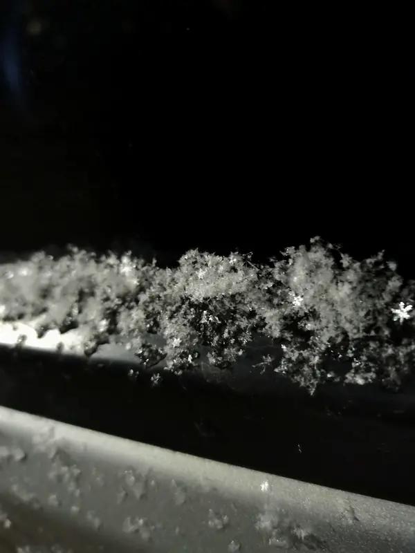 看到“雪花本是天上客”这个上联，感觉意境超美，雪花飘飘洒洒，宛如从天上降临的客人