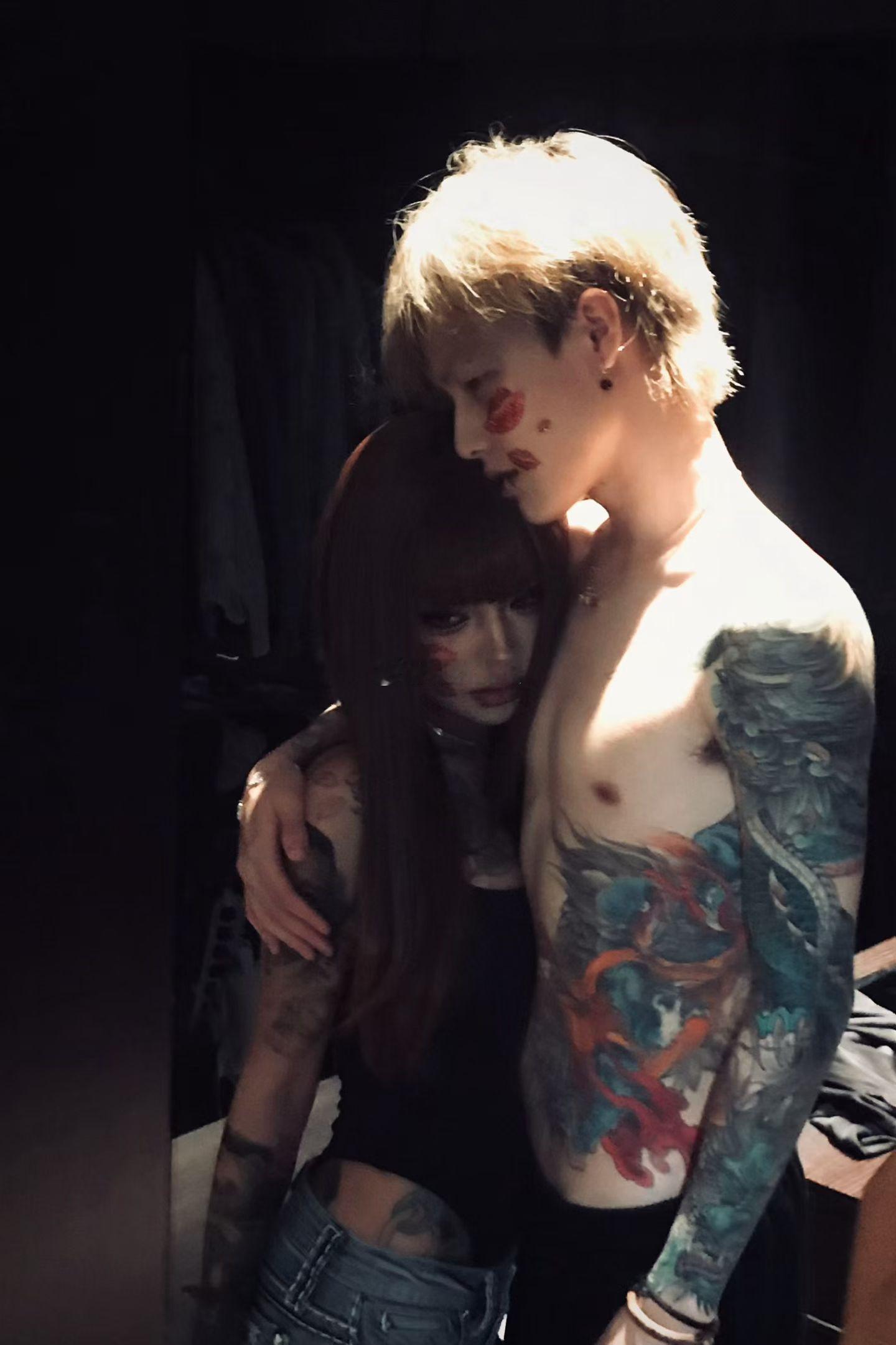 顾茜茜和男朋友许诺都纹上了满背纹身，两人越来越有夫妻相了。 