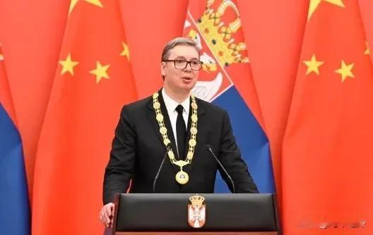 5月25日晚，人民大会堂举行隆重仪式，中方正式为塞尔维亚总统武契奇颁授友谊勋章。