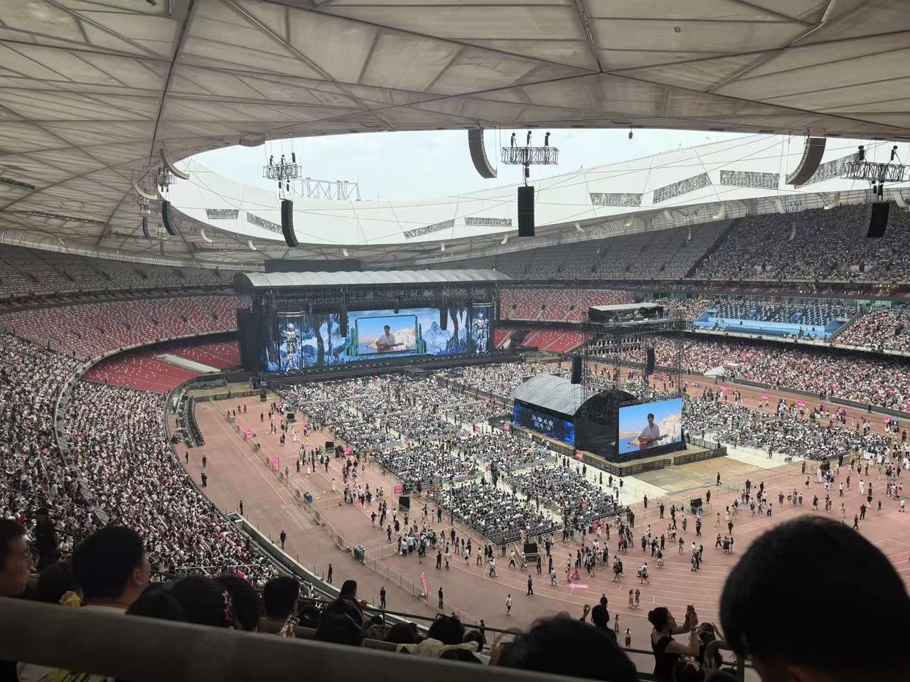 今晚的鸟巢周杰伦演唱会，可能还有林俊杰的助兴。下雨也不怕，看台位置有顶棚。