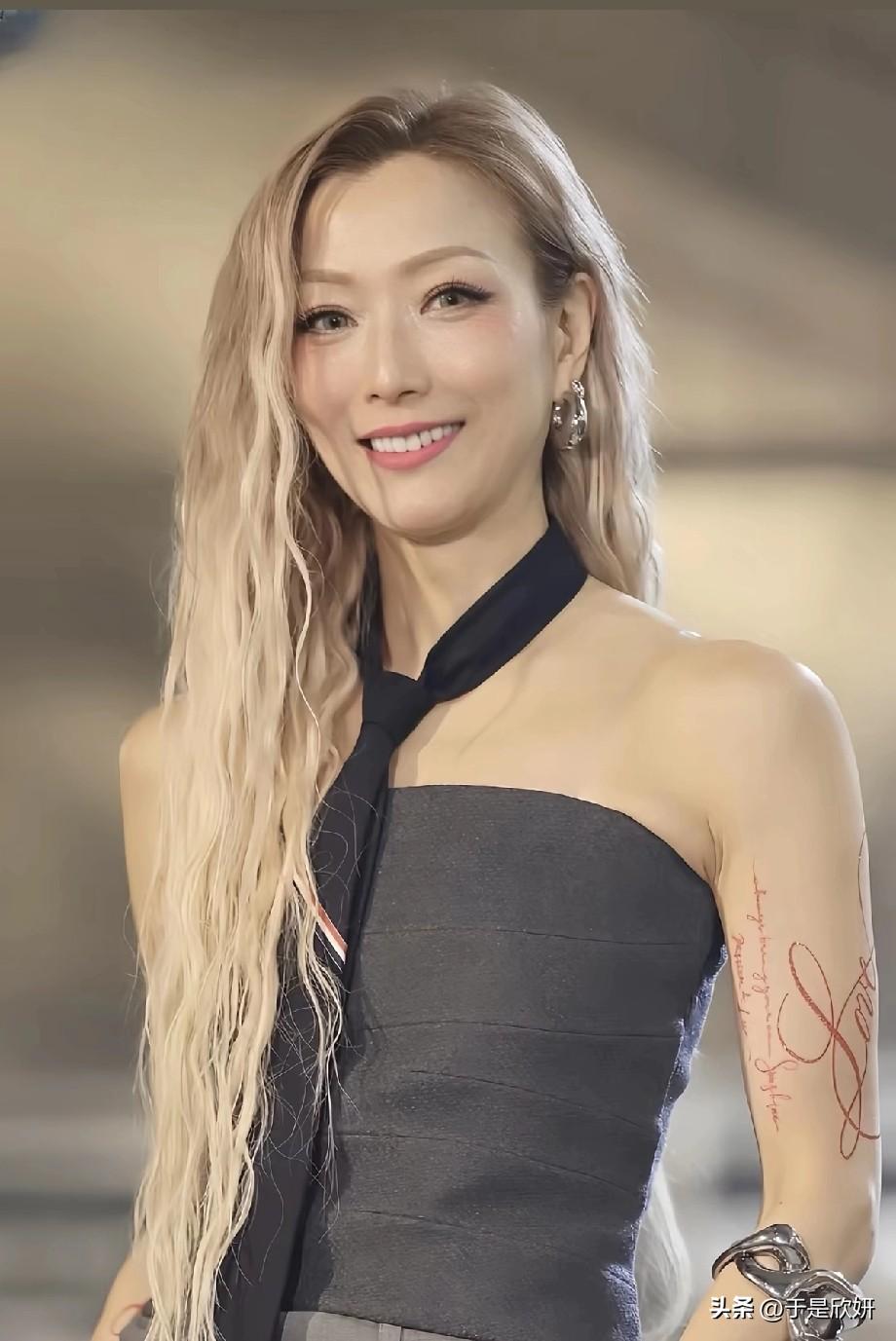 还记得第一次在KTV里嘶吼《眉飞色舞》的样子吗？
还记得为《瘦身男女》里那个为爱