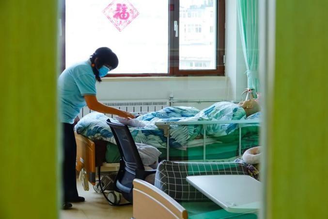 我婆婆突然半身不遂住院了一段时间，出院了这群儿女们谁也没时间照顾，于是商量找个保