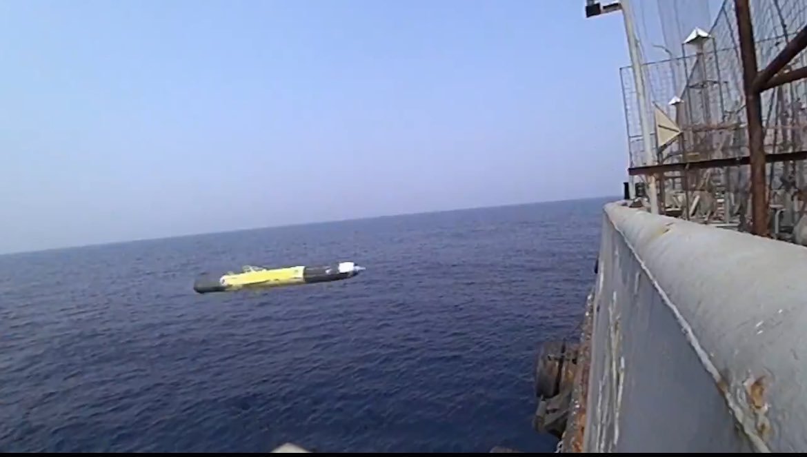 布拉莫斯反舰导弹命中靶舰前的瞬间 